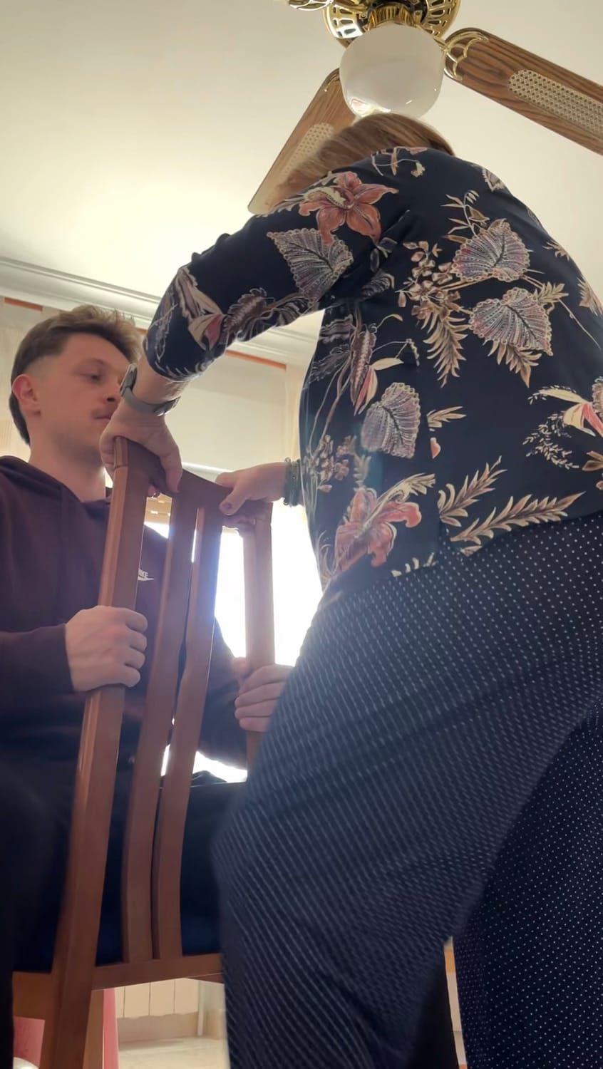 Ejercicio de fuerza de pie apoyado en una silla