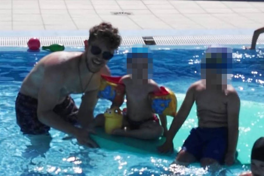Juan Pedro como monitor en la piscina